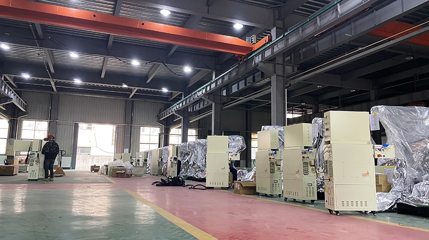 前迅機(jī)電新車(chē)間排列整齊的工業(yè)機(jī)器人