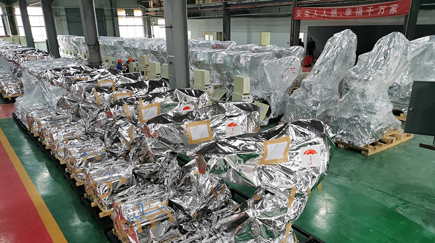 前迅新車(chē)間排列整齊的工業(yè)機(jī)器人